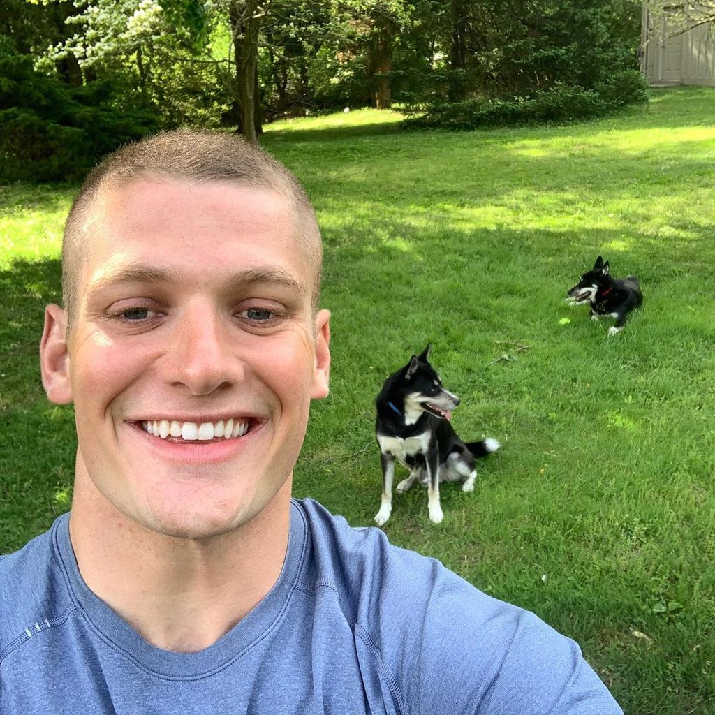 Carl Nassib mit seinen Hunden