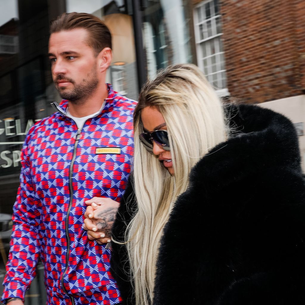 Carl Woods und Katie Price auf dem Weg ins Gericht