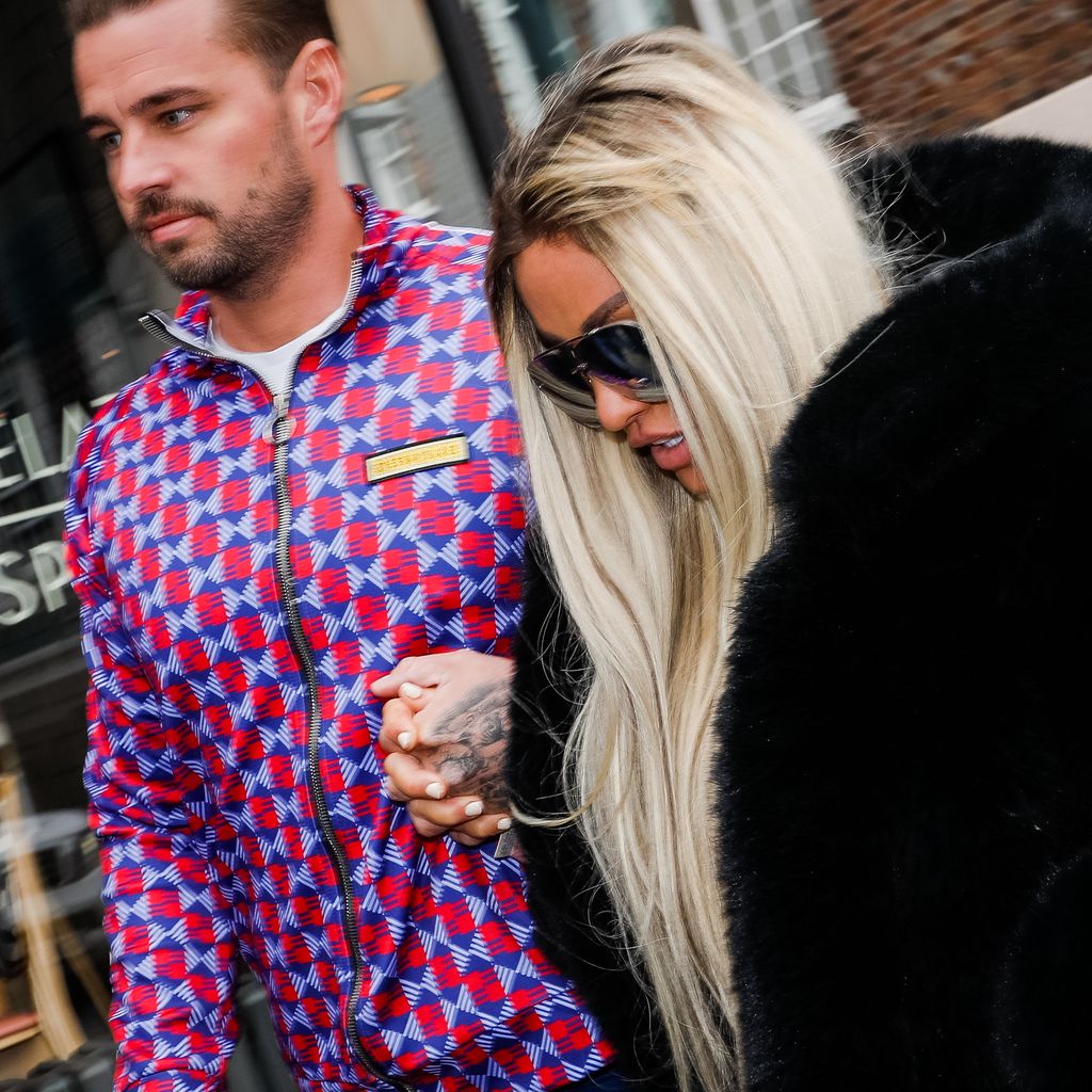 Carl Woods und Katie Price auf dem Weg zum Gerichtssaal, 2022