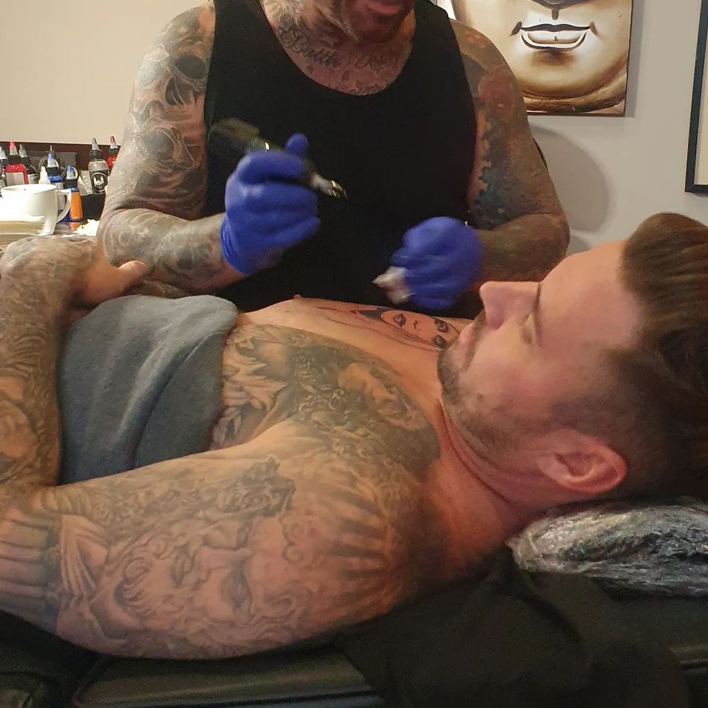 Carl Woods wird tätowiert