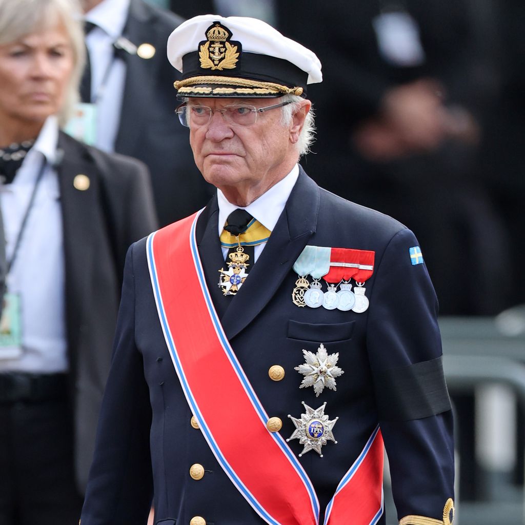 Bei der Trauerfeier in Oslo: Carl XVI. Gustaf von Schweden in Uniform mit Orden und Schärpe, September 2026