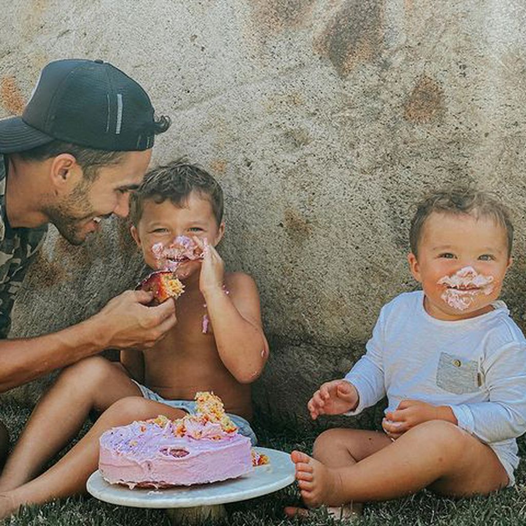 Carlos PenaVega mit seinen Kindern Ocean King und Kingston James, Februar 2021