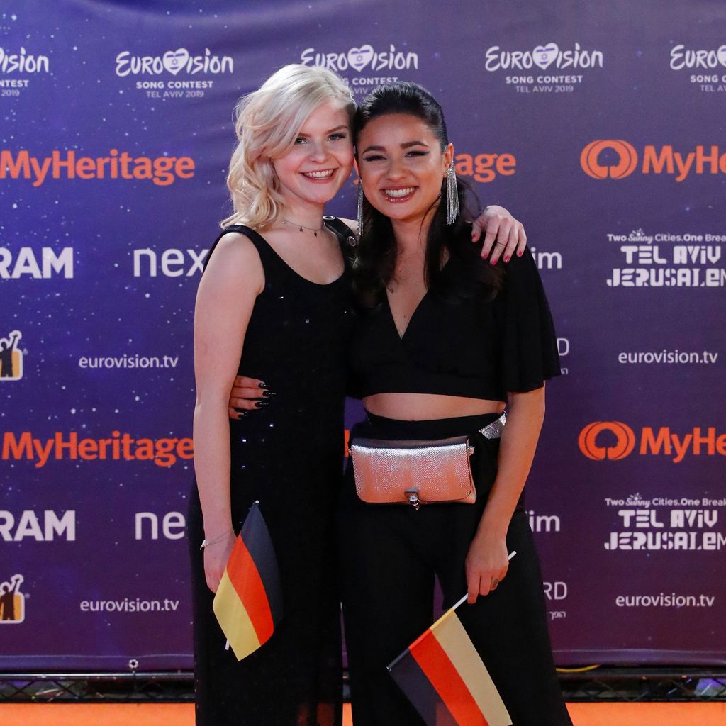 Carlotta Truman und Laura Kästel als S!isters auf dem roten Teppich des ESC in Tel Aviv