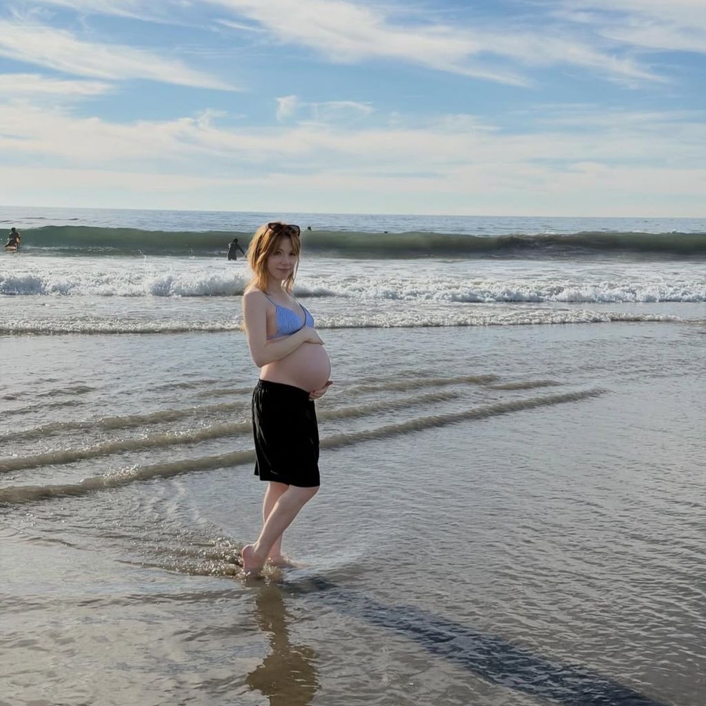 Carly Rae Jepsen mit Babybauch am Strand auf Instagram