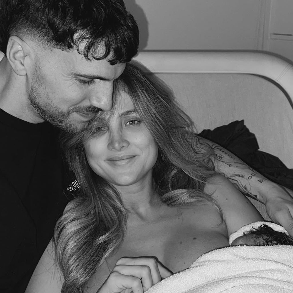 Carmen Kroll mit ihrem Partner Niclas und ihrem Baby im Februar 2025