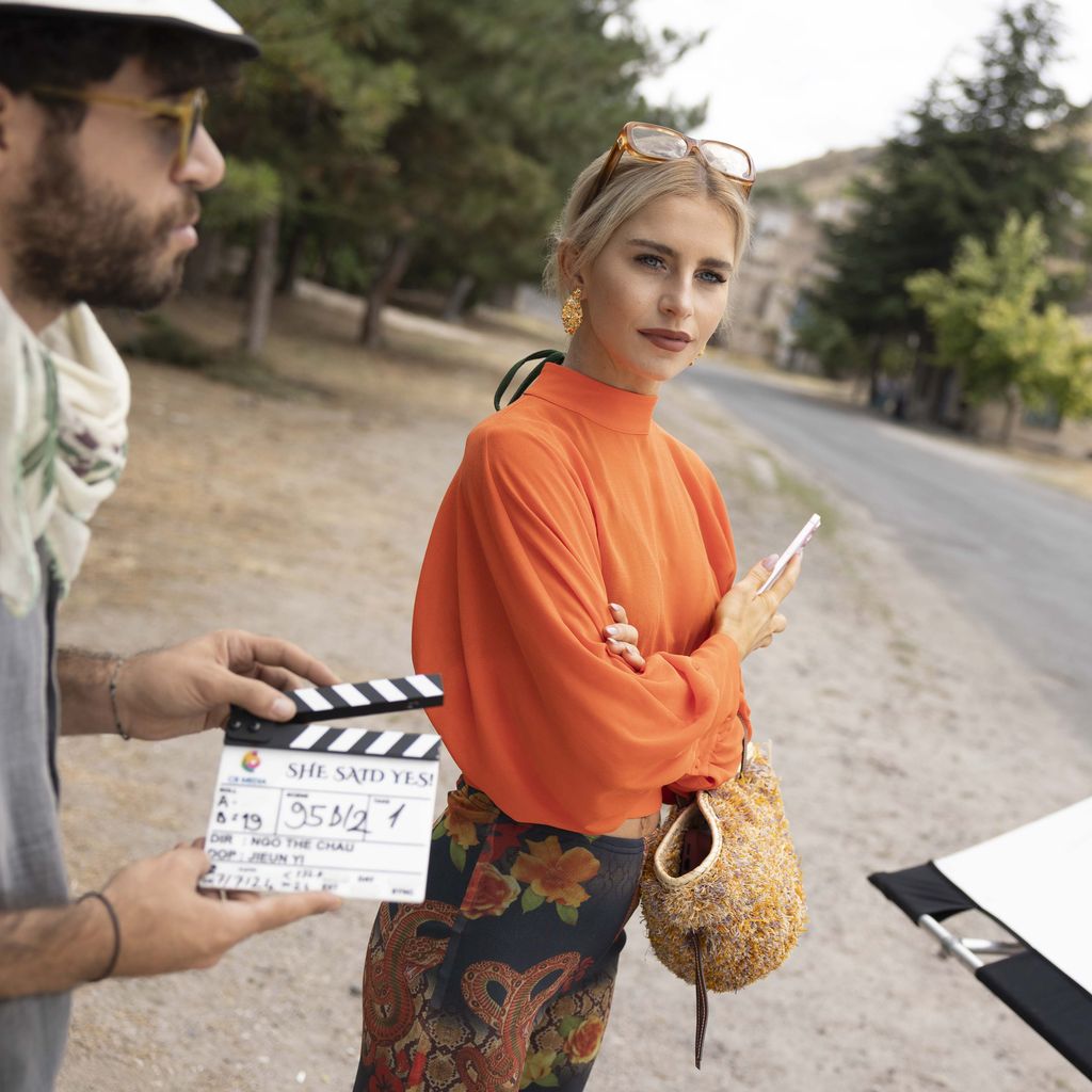 Caro Daur am Set von "She Said Maybe"