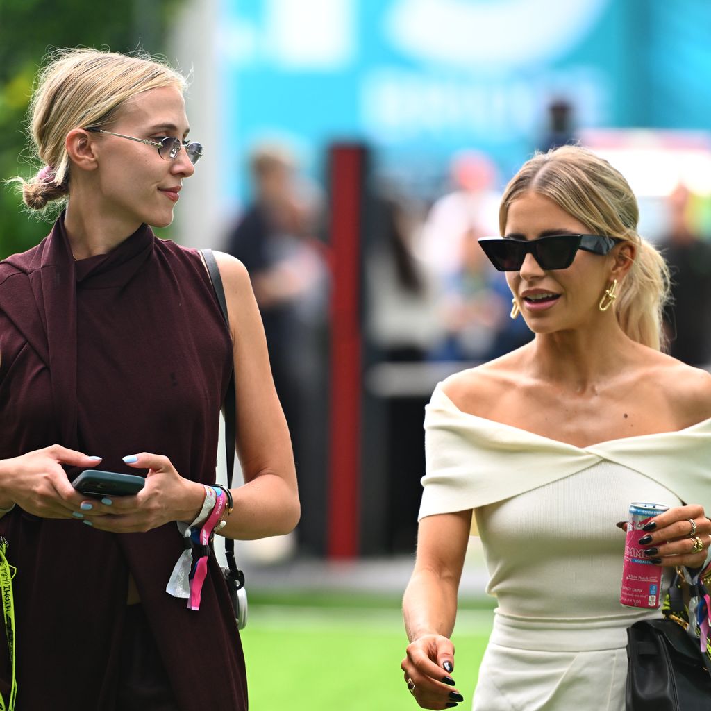 Caro Daur (r.) in Begleitung beim Grand Prix von Miami