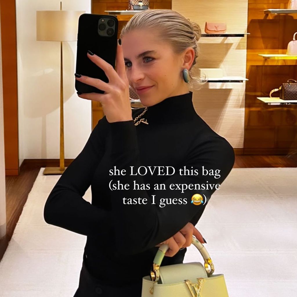 Caro Daur mit Tasche