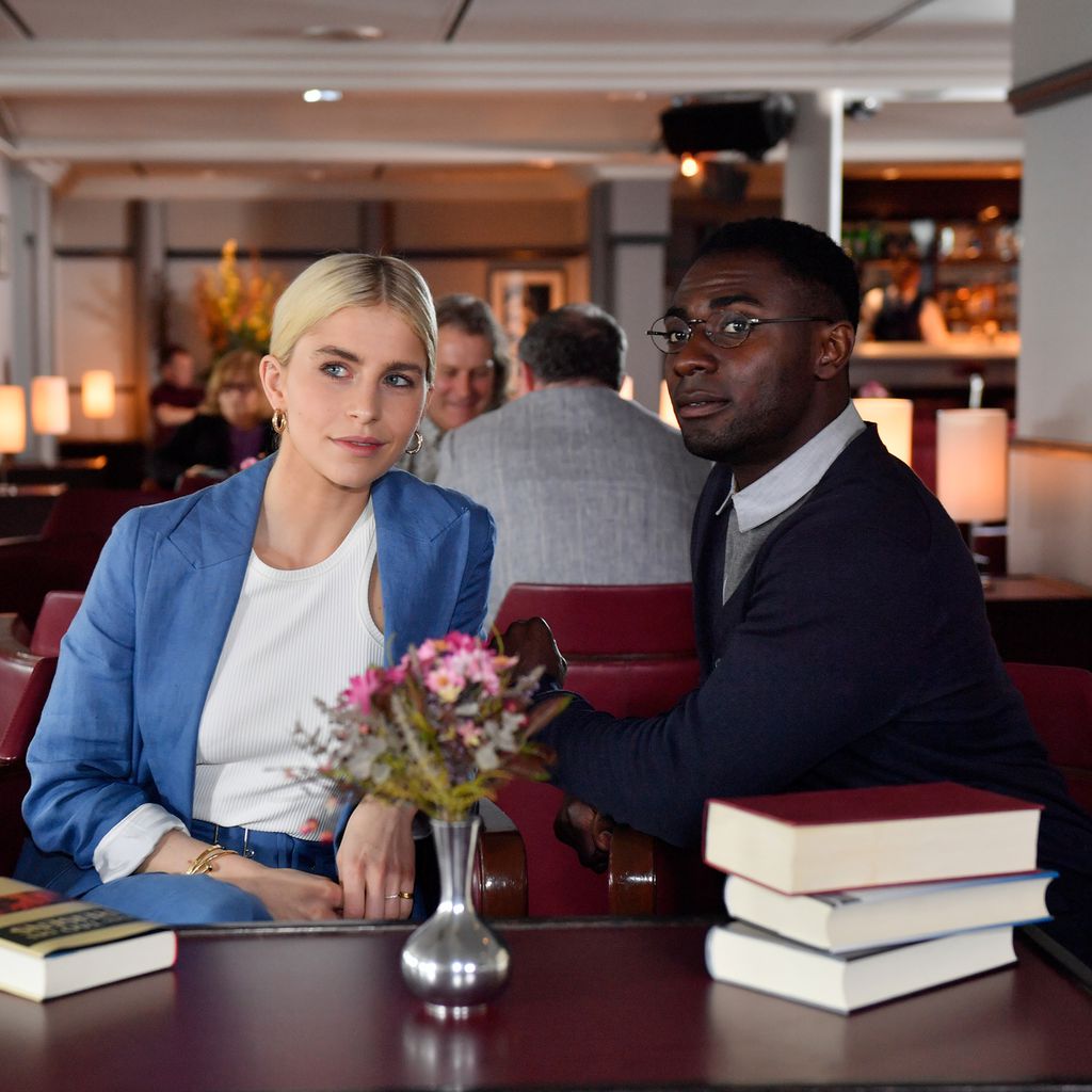 Caro Daur und Alexander Prince Osei bei "Das Traumschiff"