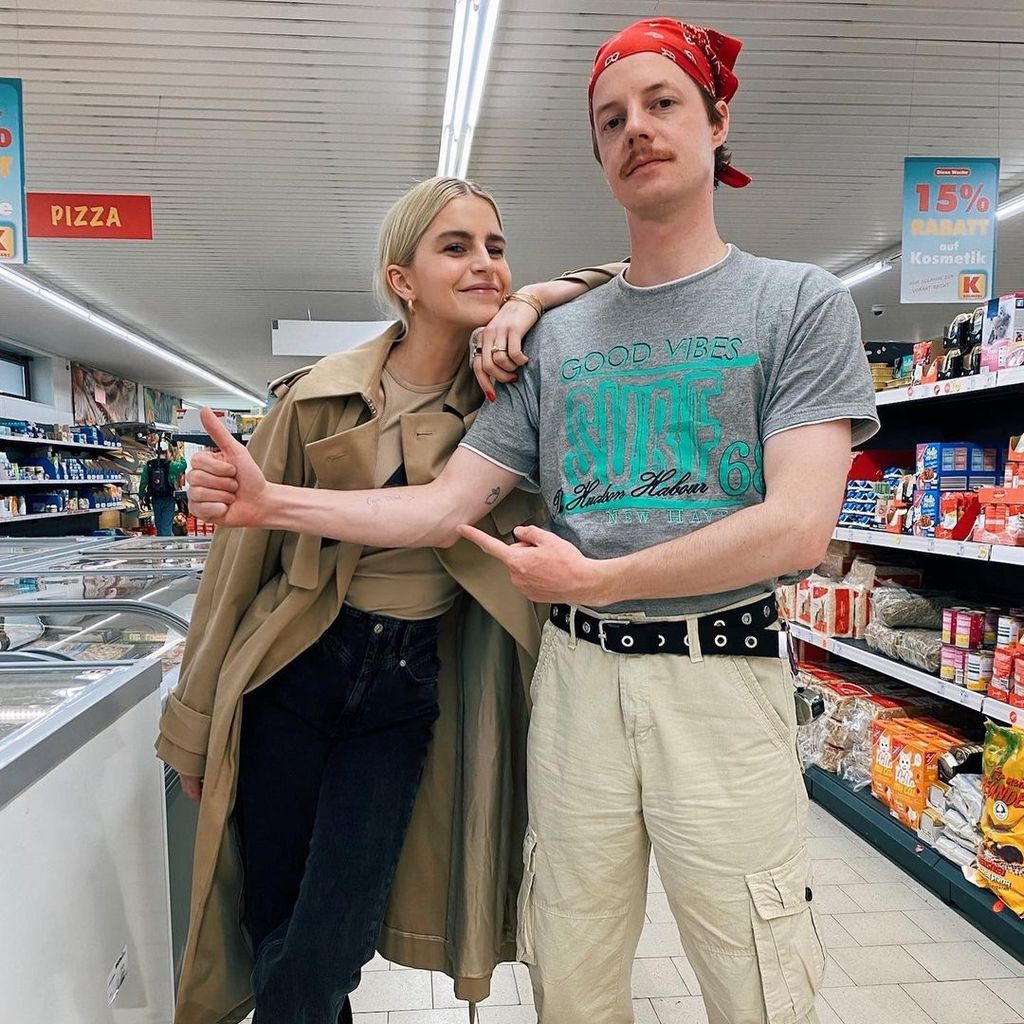 Caro Daur und Merlin Sandmeyer am Set von "Die Discounter"