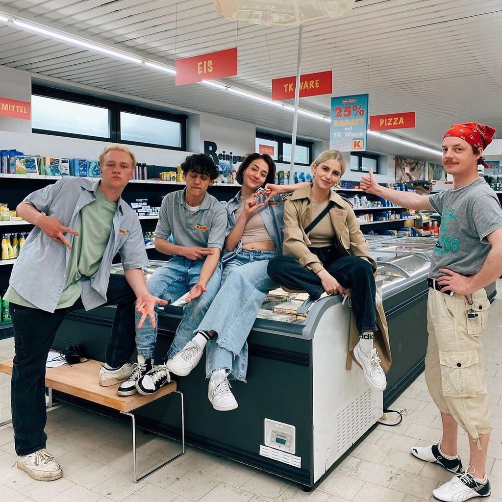 Caro Daur (zweite von rechts) mit dem Cast von "Die Discounter"