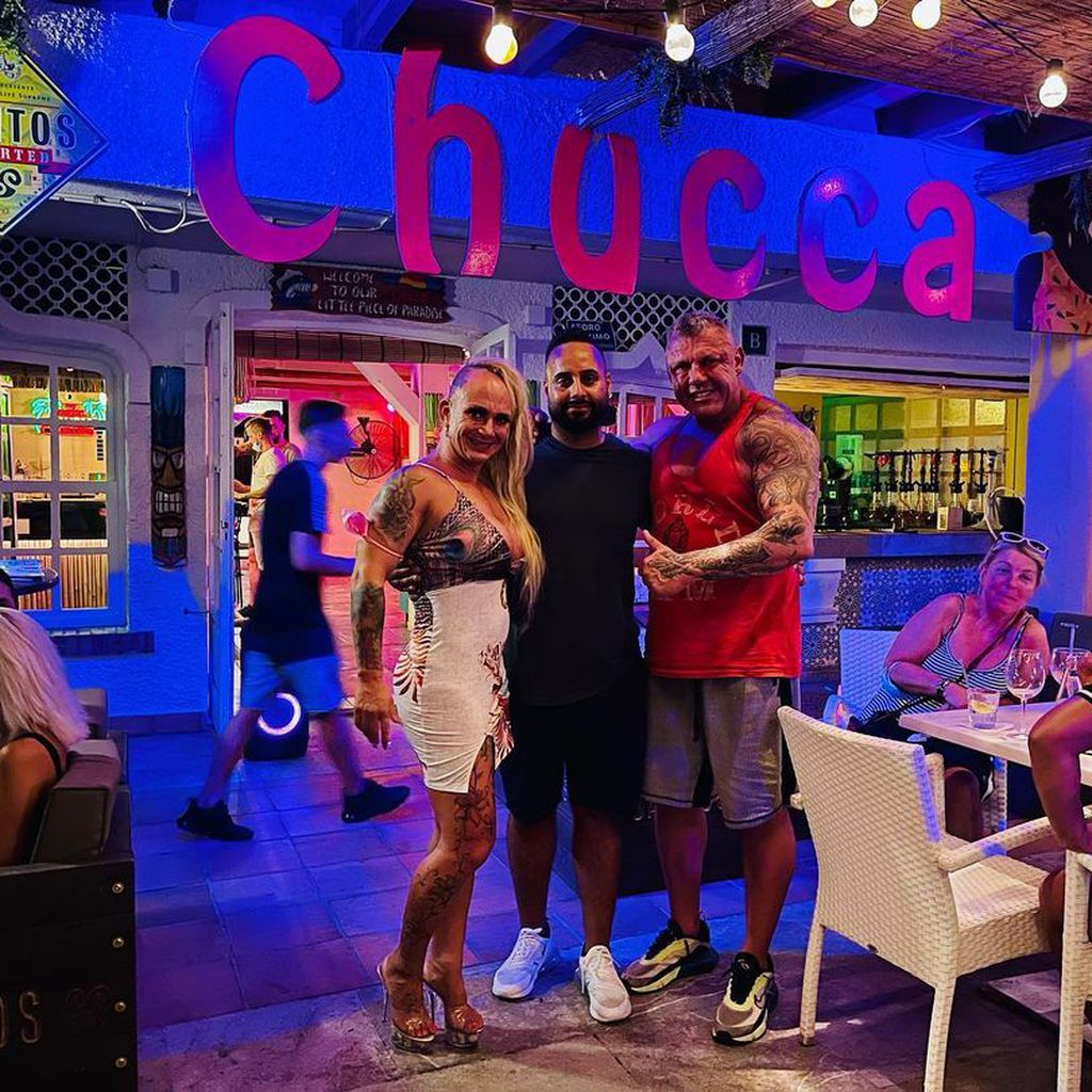 Caro und Andreas Robens mit Sohel Abdoulkhanzadeh in einer Bar auf Mallorca im September 2021