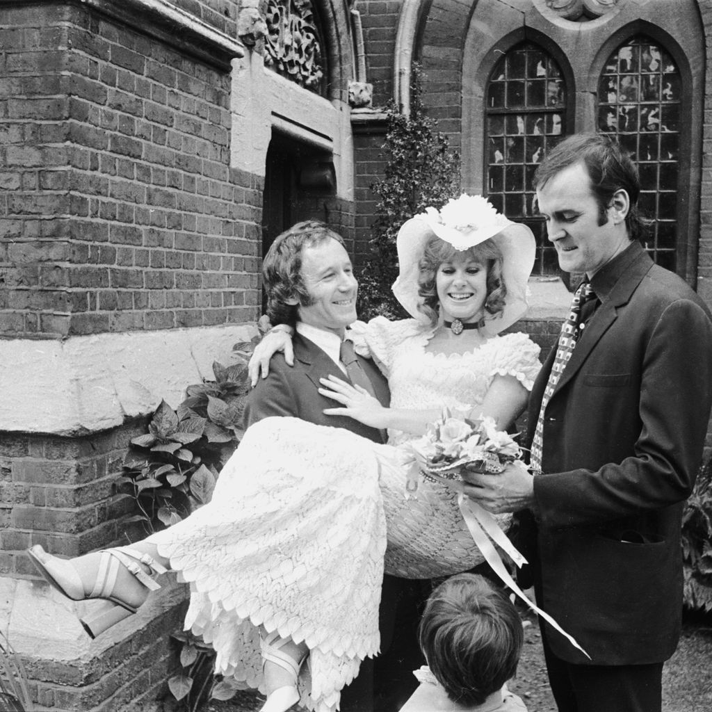 Ehemann Peter Brett, Carol Cleveland und John Cleese, 1971