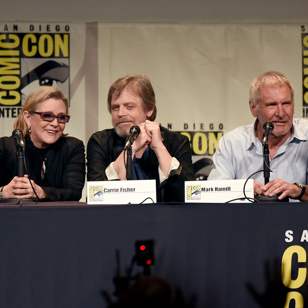 Carrie Fisher mit ihren Schauspielkollegen Mark Hamill und Harrison Ford bei der Comic Con 2015