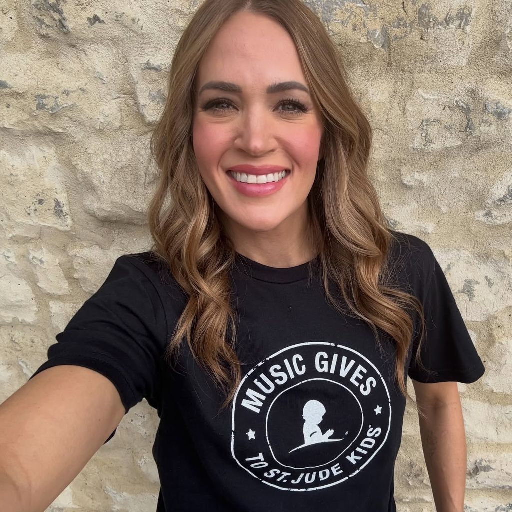 Carrie Underwood beweist Mut zur Farbe und zeigt ihre braune Mähne