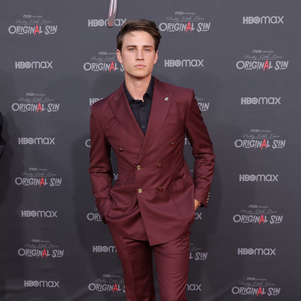 Carson Rowland bei der exklusiven Vorführung von HBOMax' "Pretty Little Liars: Original Sin" in den Warner Bros. Studios, Burbank