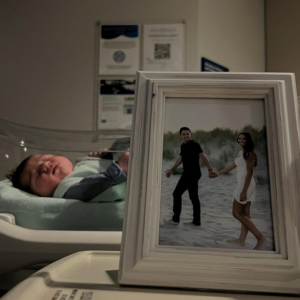 Carter Michael Gaudreau mit einem Bild seiner Eltern, April 2025