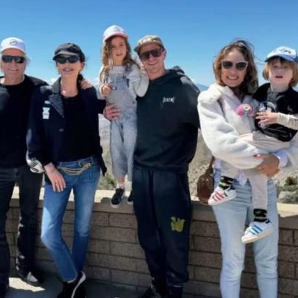 Michael Douglas mit seiner Familie, April 2024