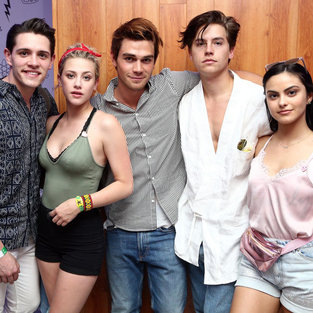 Casey Cott, Lili Reinhart, KJ Apa, Cole Sprouse und Camila Mendes