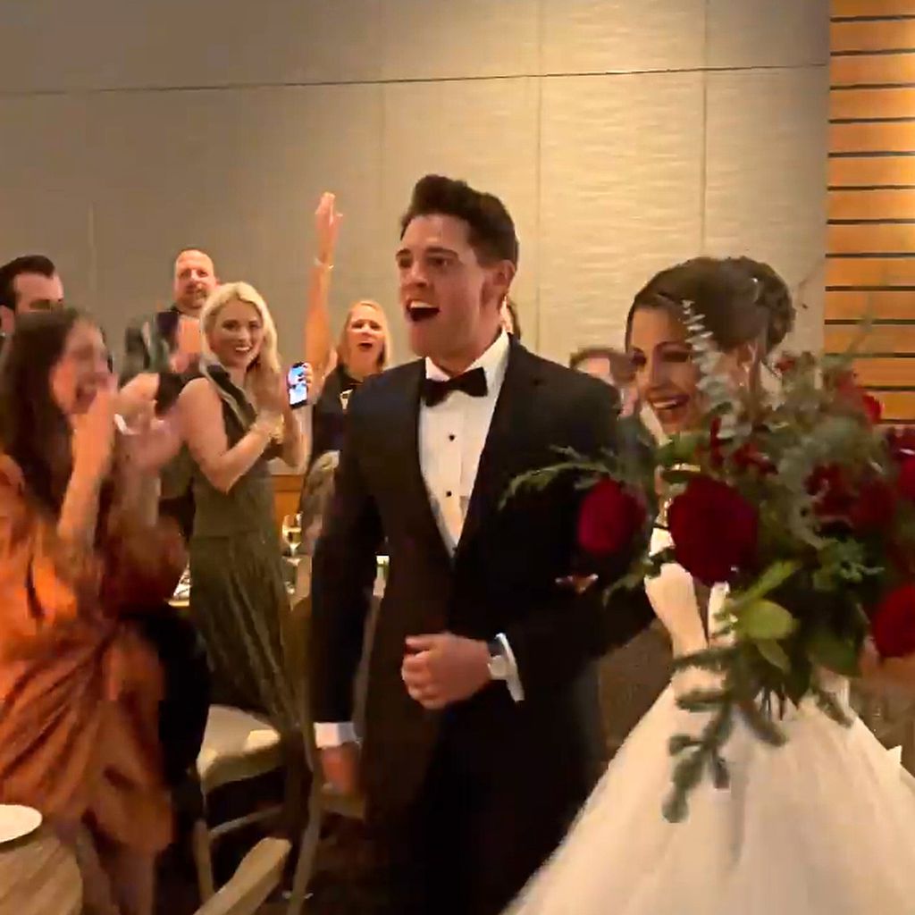 Casey Cott und seine Frau Nichola an ihrer Hochzeit im Dezember 2021
