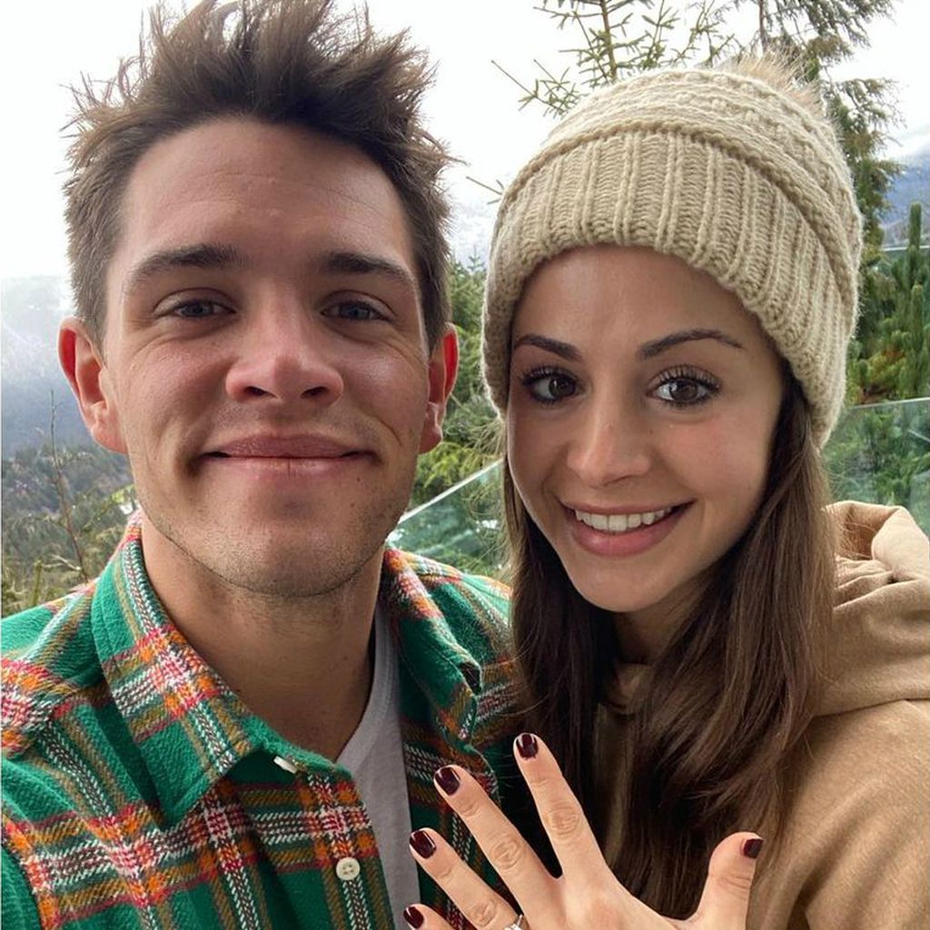 Casey Cott und seine Verlobte