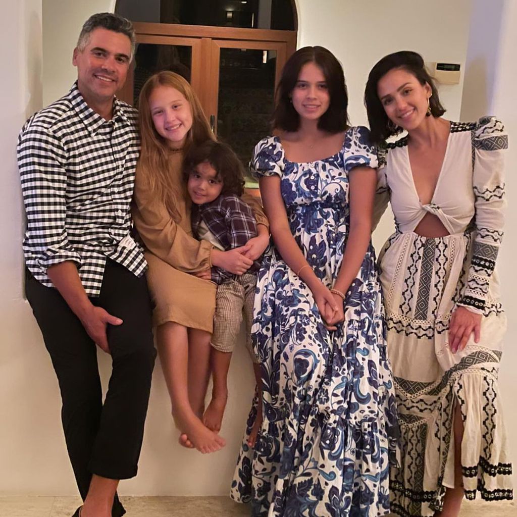 Cash Warren und Jessica Alba (ganz rechts) mit ihren Kids Haven, Hayes und Honor