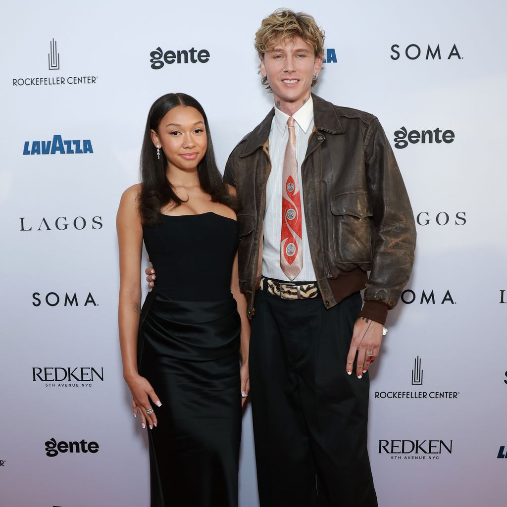 Casie Baker und ihr Vater MGK im September 2025