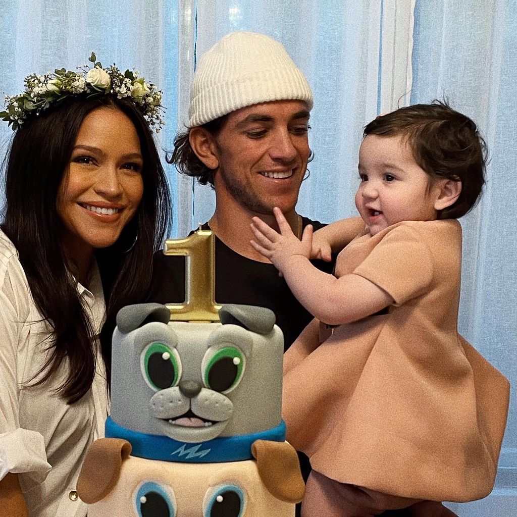 Cassie und Alex Fine mit ihrer Tochter, Dezember 2020