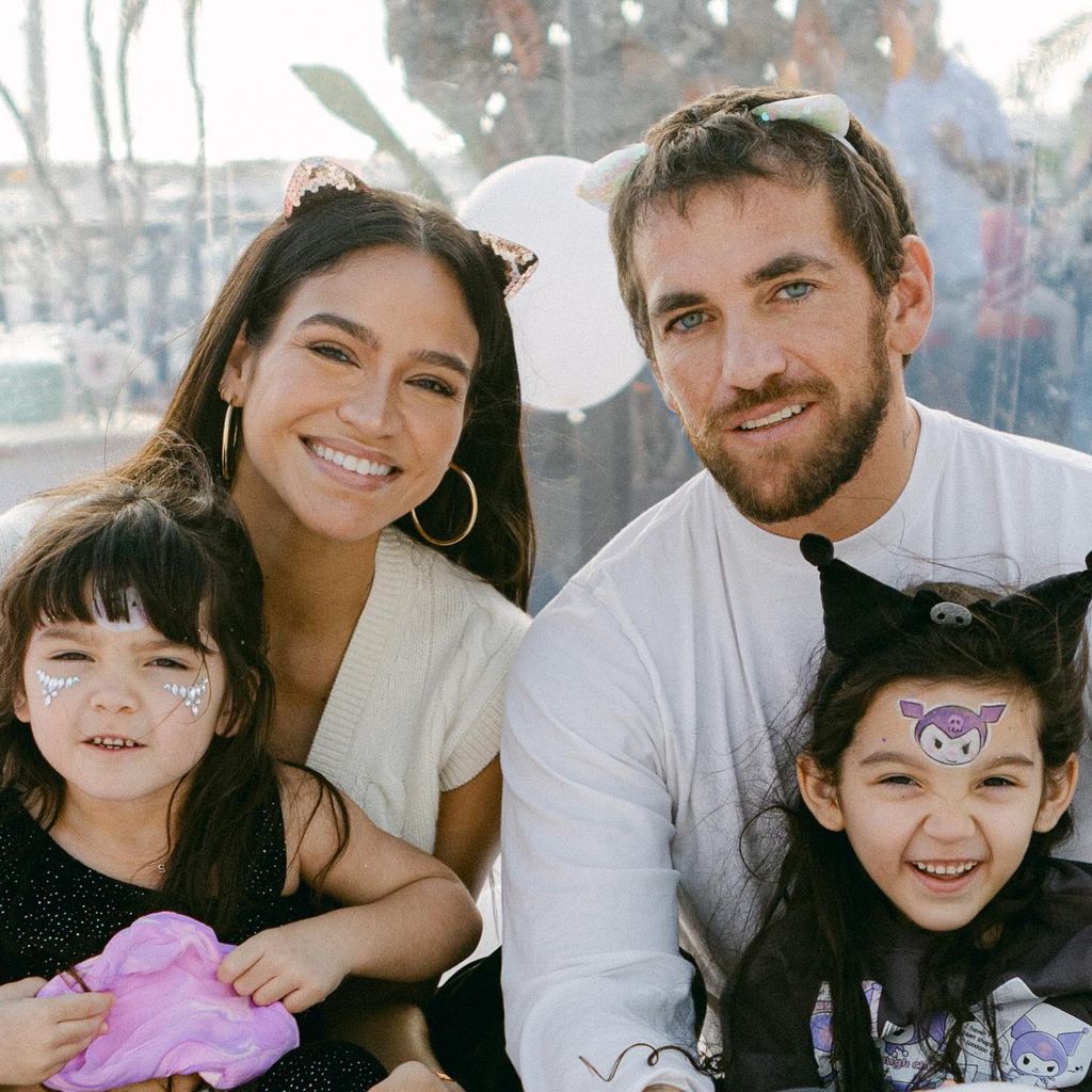 Cassie Ventura und Alex Fine mit ihren Töchtern, März 2025