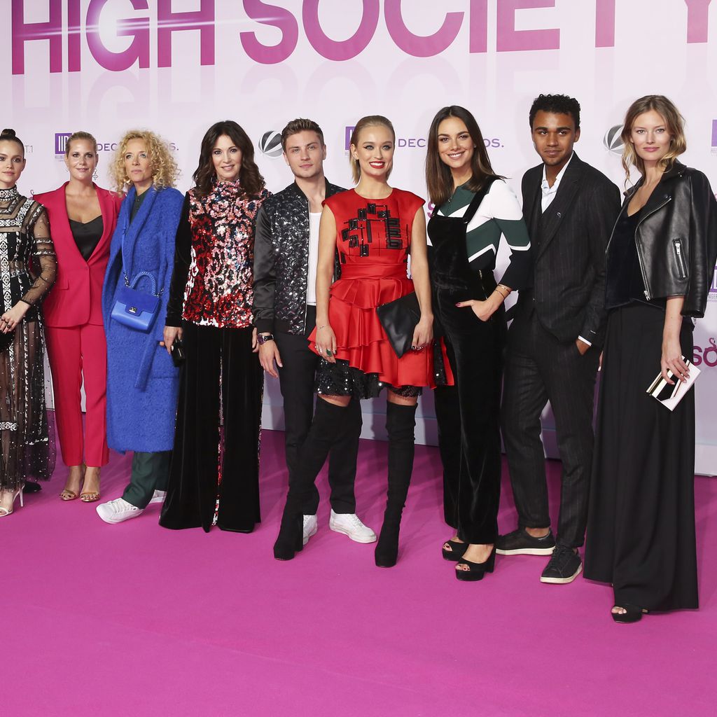 Janina Uhse, dritte von links mit dem Cast von "High Society"