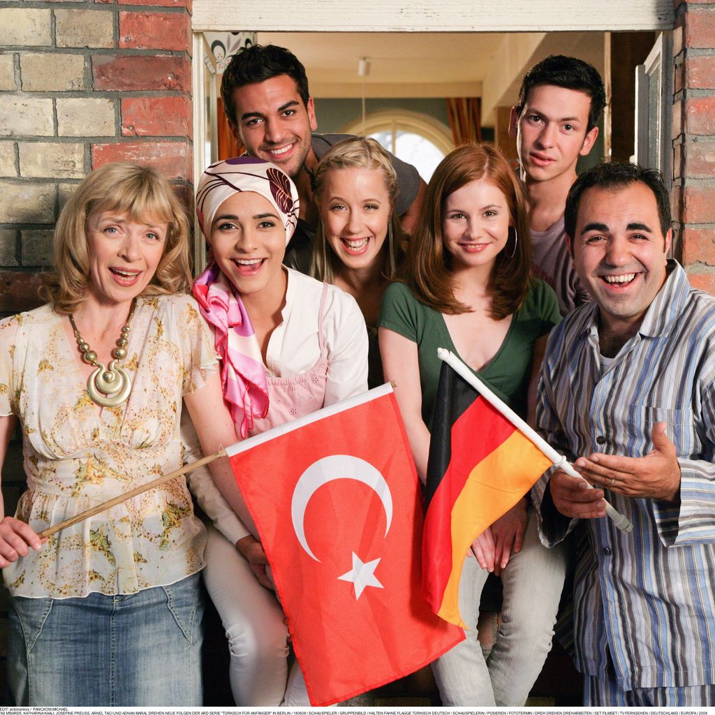 Cast von links: A. Stieblich, P. Ferydoni, E. M'Barek, K. Kaali, J. Preuss, A. Taci, A. Maral