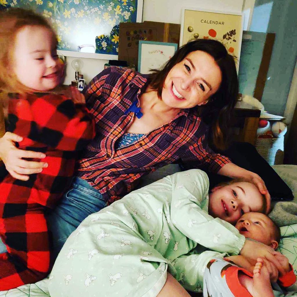 Caterina Scorsone mit ihren drei Kindern, März 2020