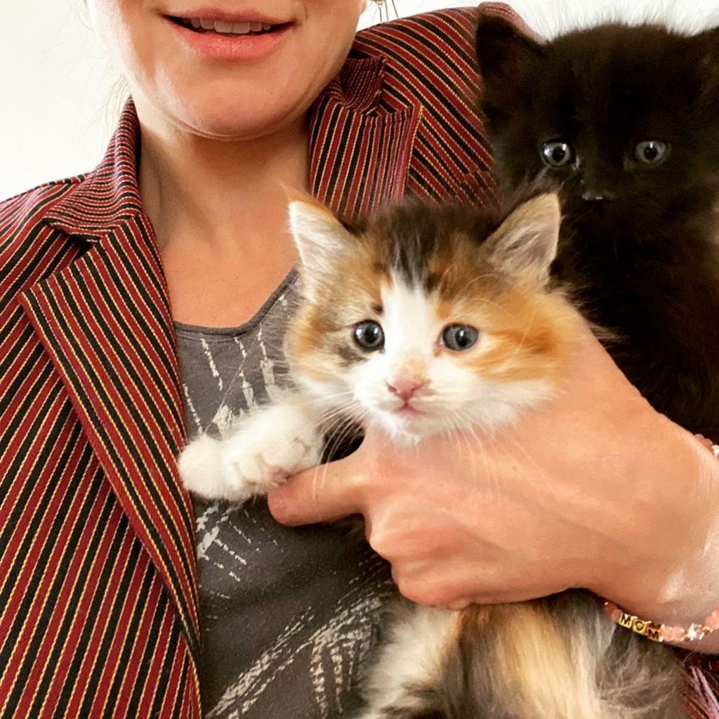 Caterina Scorsone mit ihren Katzen