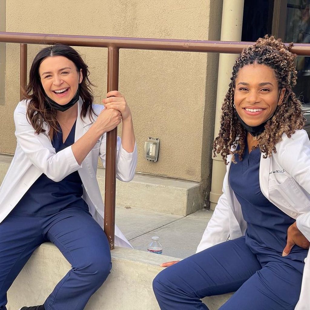 Caterina Scorsone und Kelly McCreary am Set von "Grey's Anatomy"