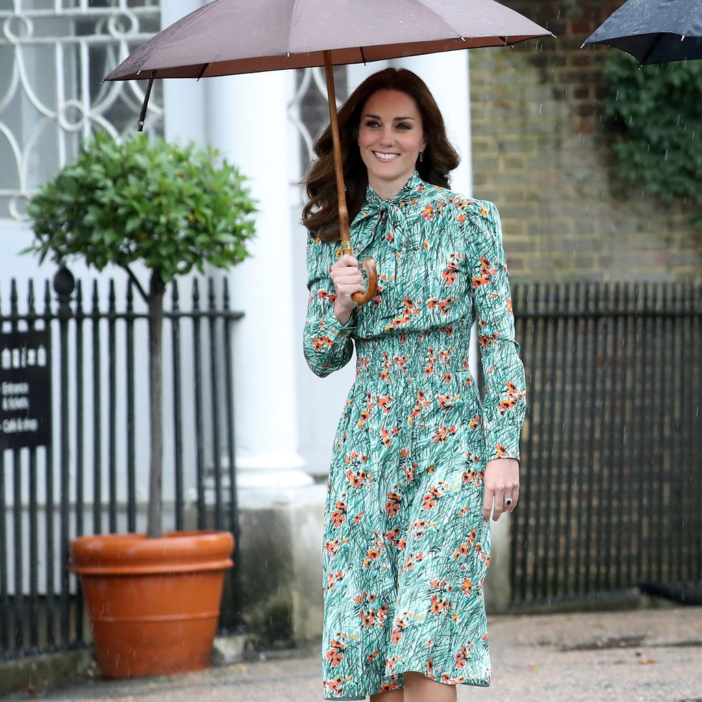 Besuch im Sunken Garden 2017: Kate, Prinzessin von Wales, damals noch Duchess of Cambridge, im Gedenken an Prinzessin Diana am Kensington Palace