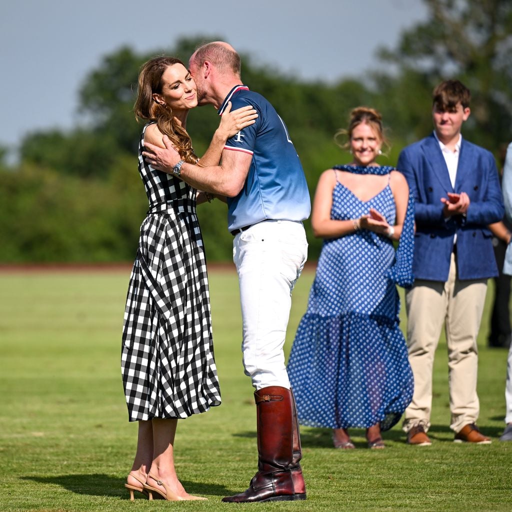 Prinzessin Kate gratuliert Prince William beim Royal Charity Polo Cup im Guards Polo Club in Egham
