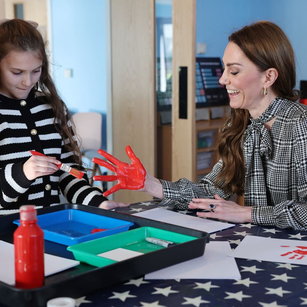 Prinzessin Kate lässt sich im Kinderhospiz Ty Hafan von der neunjährigen Lottie die Hand rot anmalen