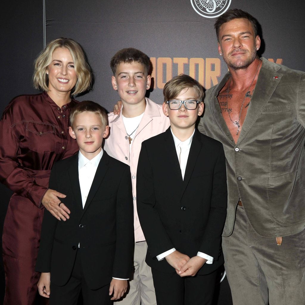 Catherine Ritchson und Alan Ritchson mit ihren drei Söhnen bei der Premiere von "Motor City"