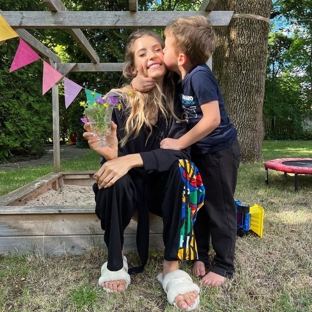 Cathy Hummels mit ihrem Sohn Ludwig im August, 2022