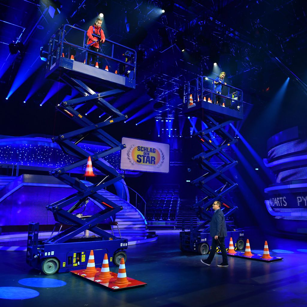 Cathy Hummels und Stefanie Hertel im Spiel "Pylonen-Darts" bei "Schlag den Star"