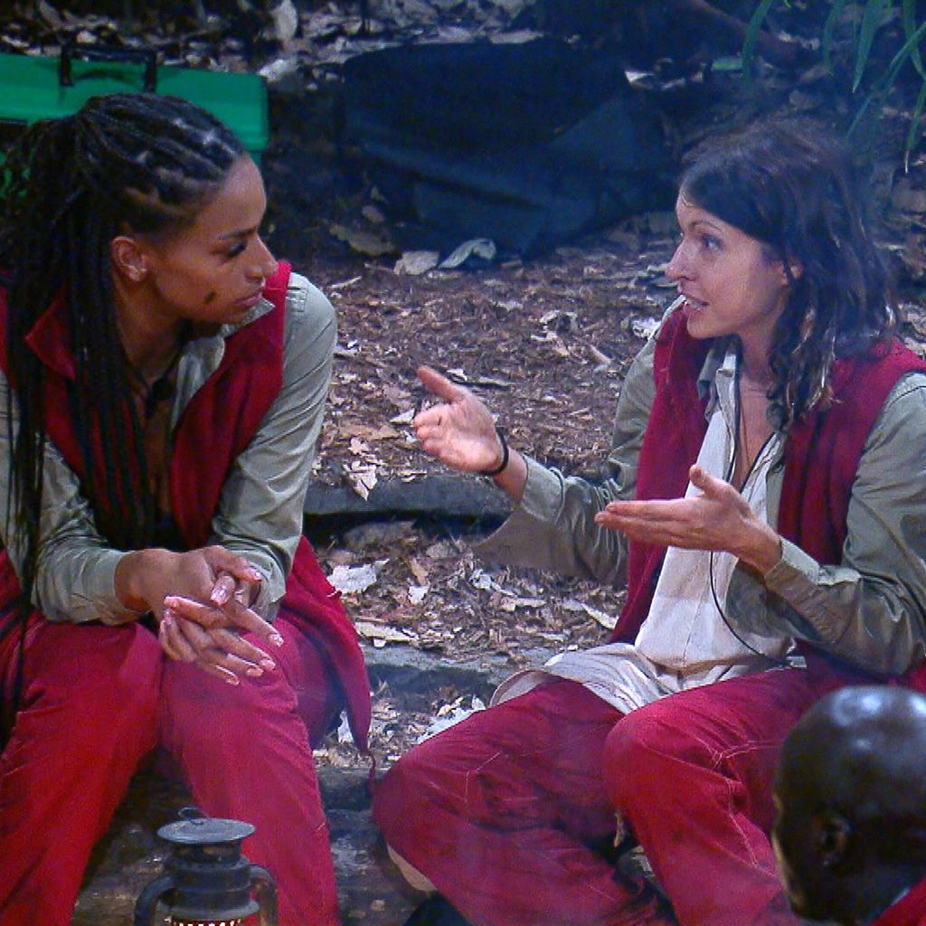 Cecilia Asoro, Jana Pallaske und Luigi Birofio am Lagerfeuer
