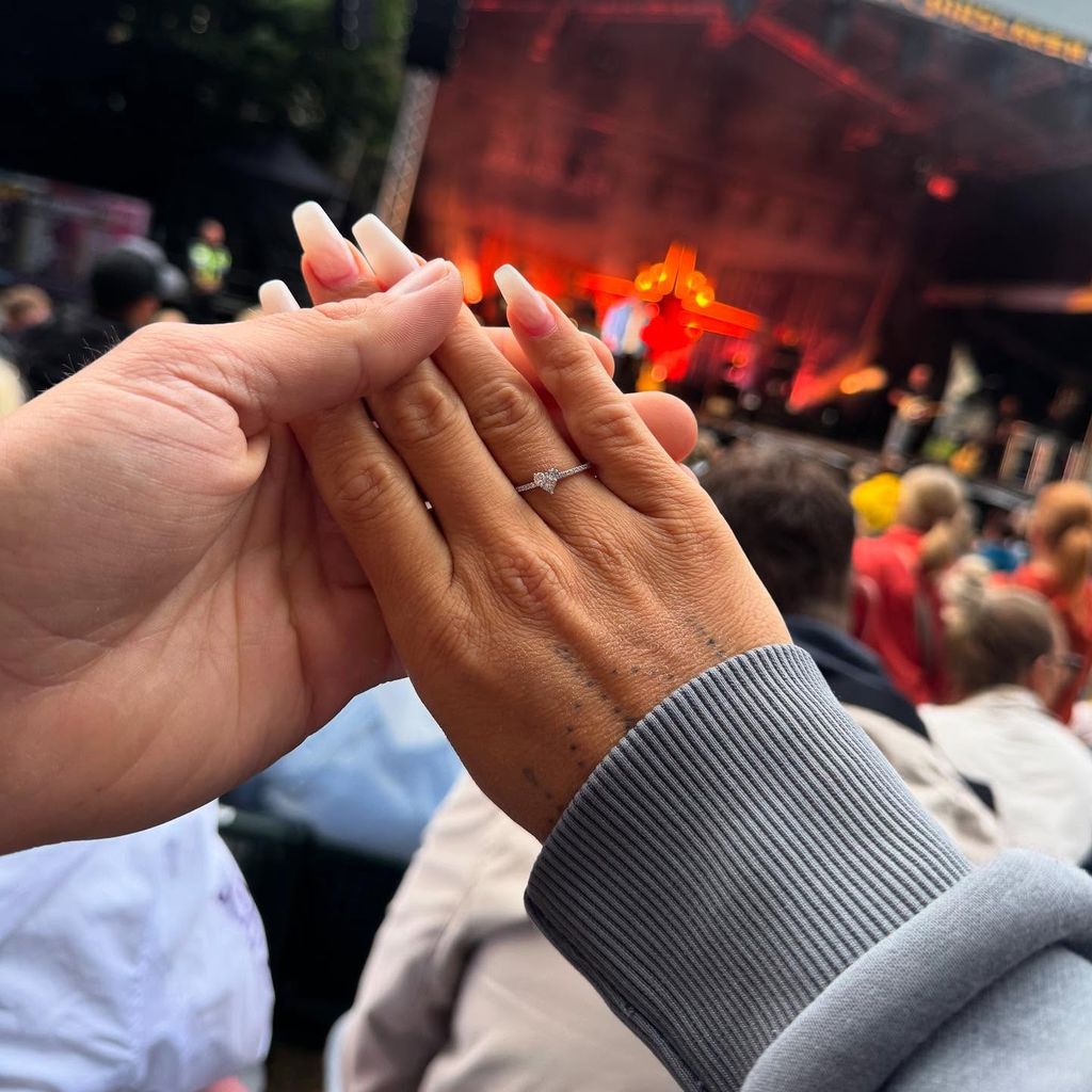 Eliza Klenner zeigt ihren Verlobungsring