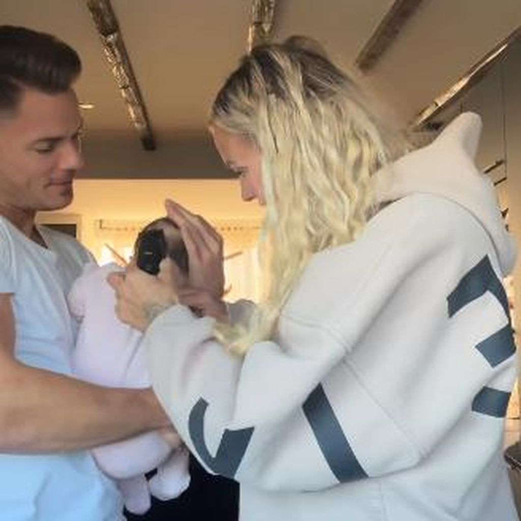 Cedric Beidinger und Eliza Klenner mit ihrem Baby