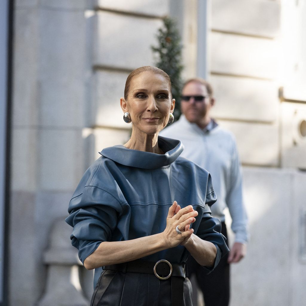 Céline Dion grüßt Fans vor dem Hotel Le Royal Monceau in Paris, 5. September 2026