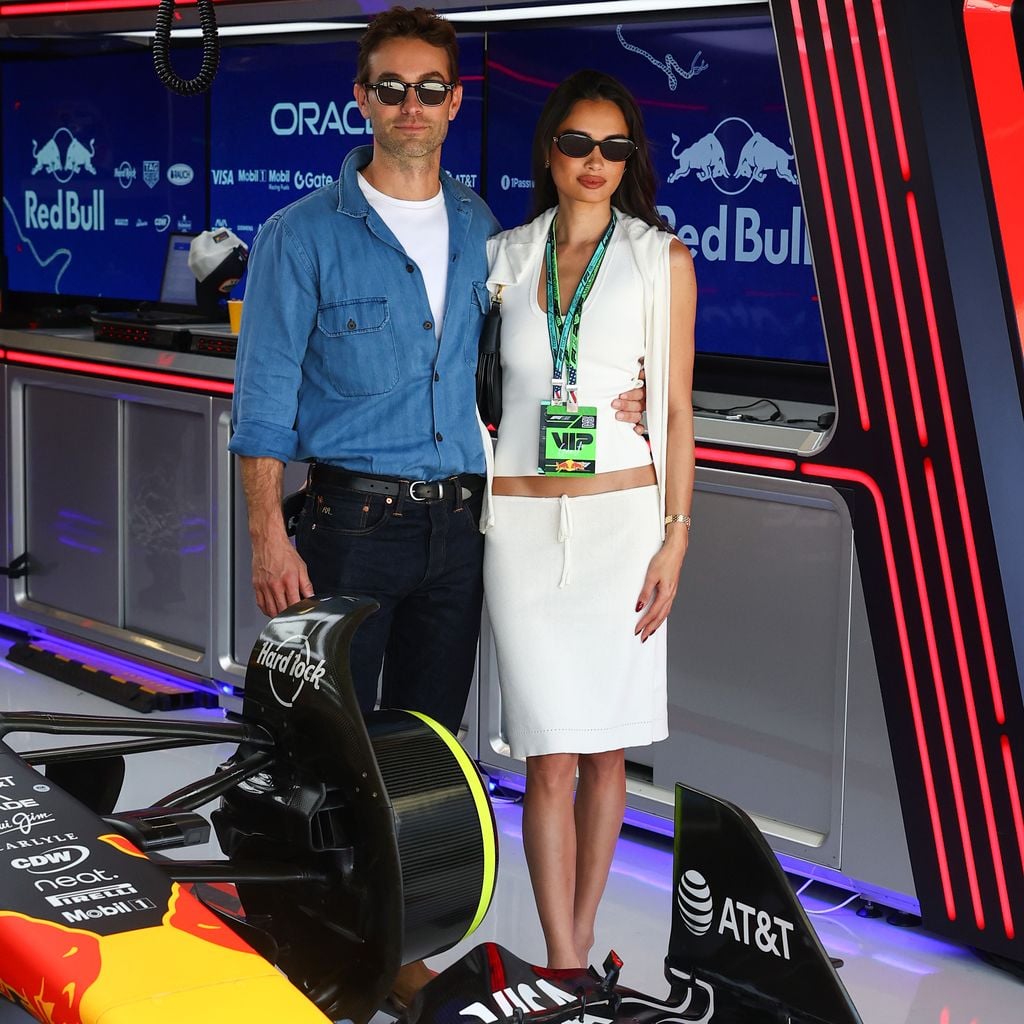 Chace Crawford und Kelsey Merritt in der Oracle-Red-Bull-Racing-Garage vor dem Großen Preis der USA in Austin