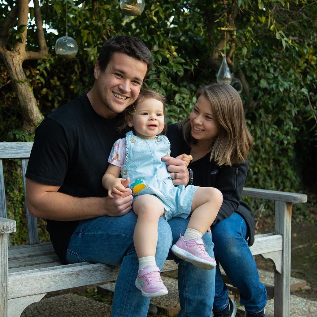 Chandler Powell, Bindi Irwin und ihre Tochter Grace im März 2023
