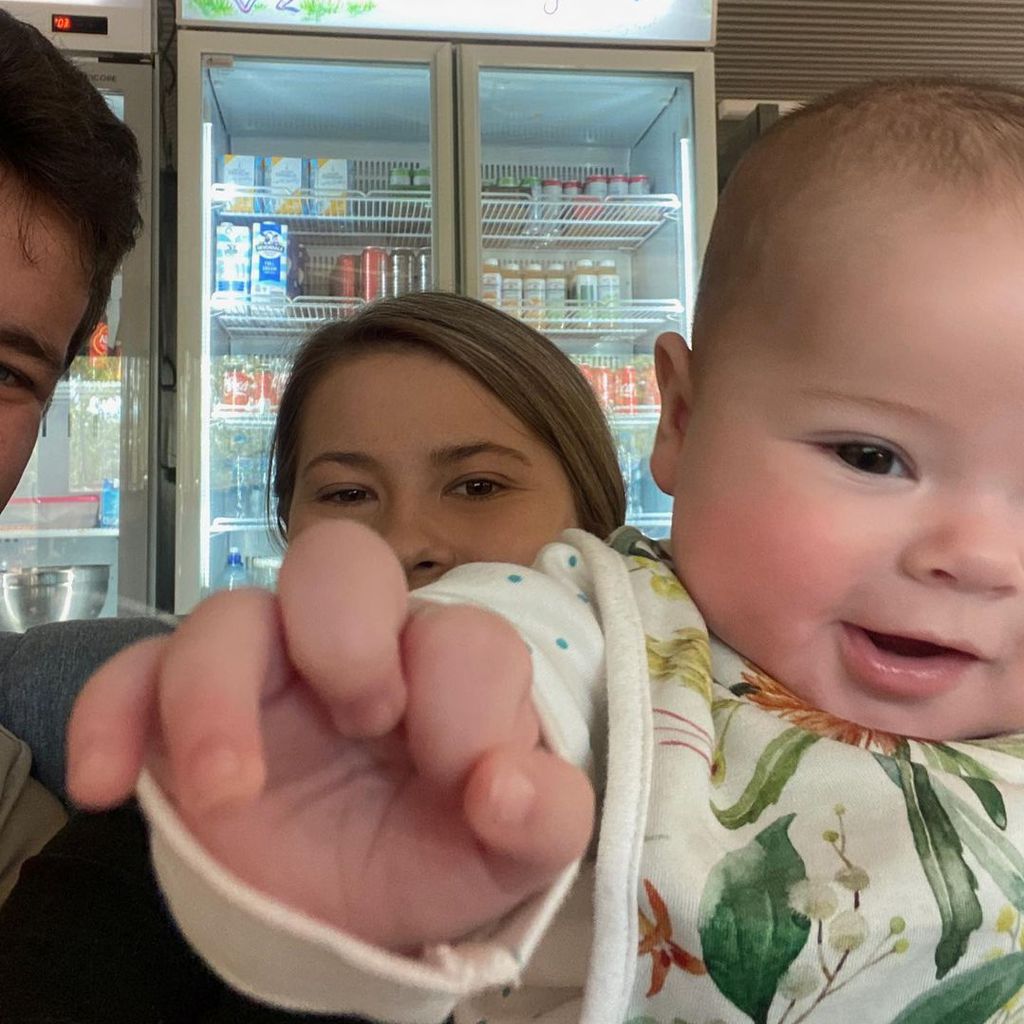 Chandler Powell, Bindi Irwin und ihre Tochter Grace Warrior im August 2021