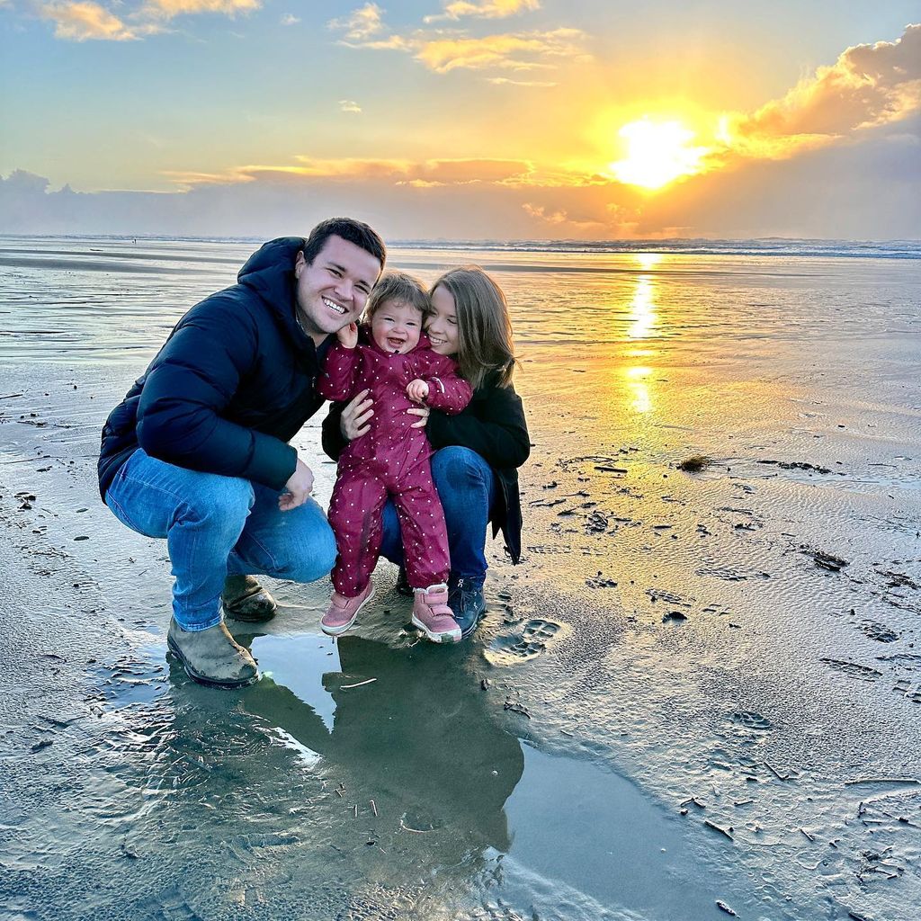 Chandler Powell, Bindi Irwin und ihre Tochter Grace im Februar 2023