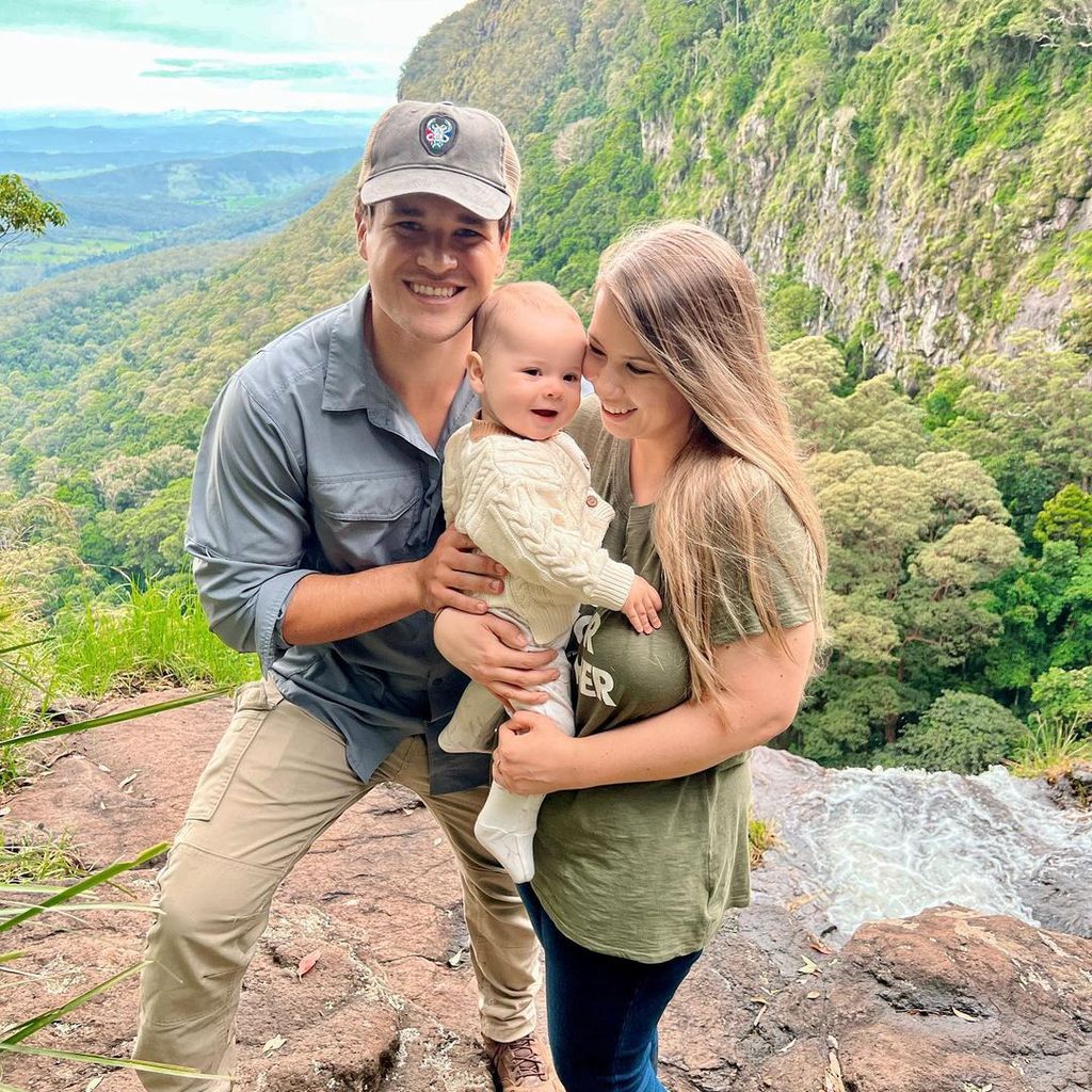 Chandler Powell mit Tochter Grace und Ehefrau Bindi Irwin