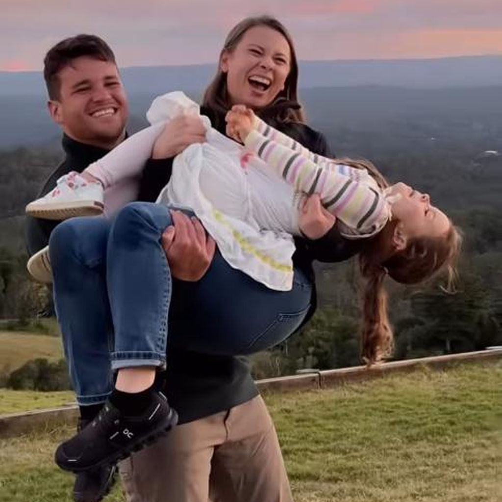 Chandler Powell und Bindi Irwin mit ihrer Tochter Grace, Juli 2025